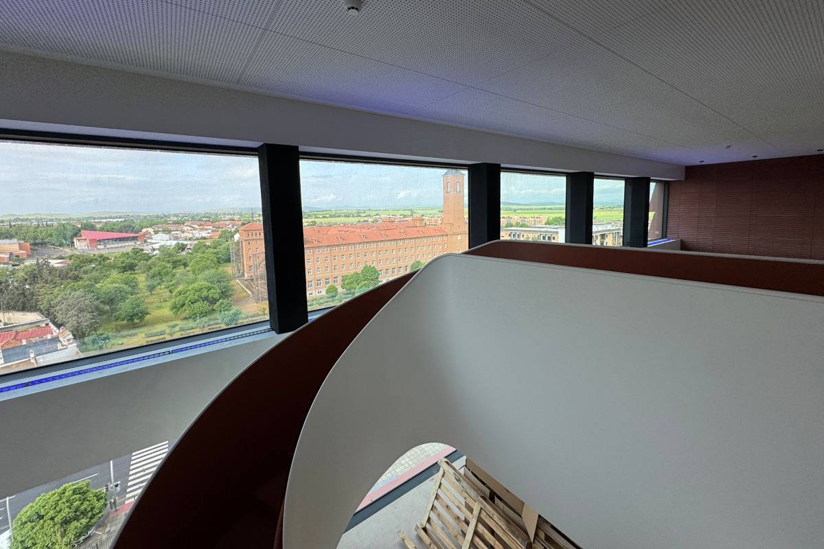 Uno de los espacios interiores de la Ciudad Administrativa de la Junta en Ciudad Real