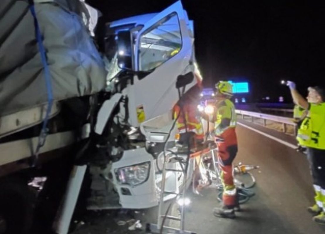 Choque de dos camiones en la A-5, en Talavera. Foto: Cpeis Toledo.