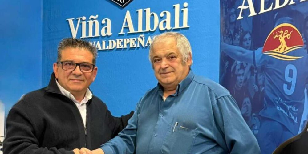 Luis Palencia (i) y Marcelino Carretón, rubricando el acuerdo con un apretón de manos. Foto: Viña Albali Valdepeñas.