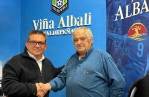 Luis Palencia (i) y Marcelino Carretón, rubricando el acuerdo con un apretón de manos. Foto: Viña Albali Valdepeñas.