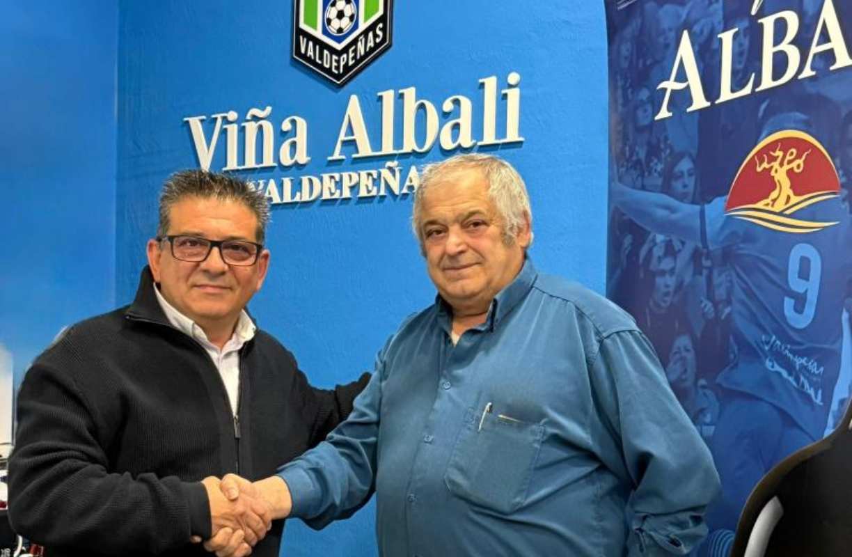 Luis Palencia (i) y Marcelino Carretón, rubricando el acuerdo con un apretón de manos. Foto: Viña Albali Valdepeñas.