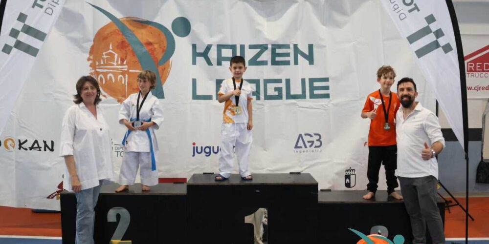 Adrián Villacañas logró la medalla de oro en kata y kumité.