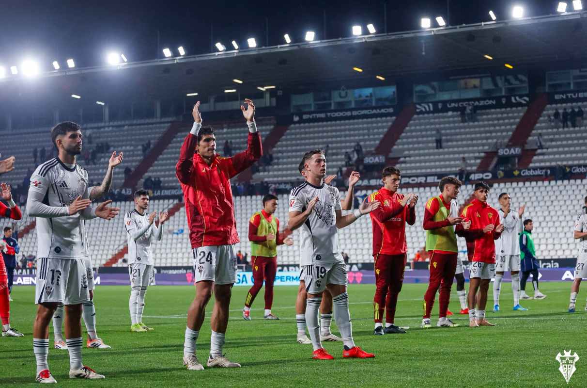 Los jugadores del Alba, saludando a la afición. Foto: Albacete Balompié.