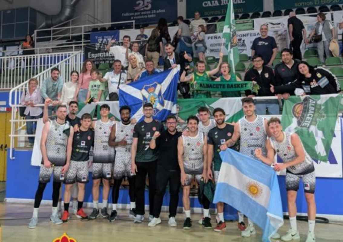 Los jugadores del Albacete Basket posaron tras la victoria. Foto: Albacete Basket.