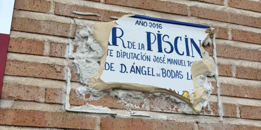Una de las placas vandalizadas.