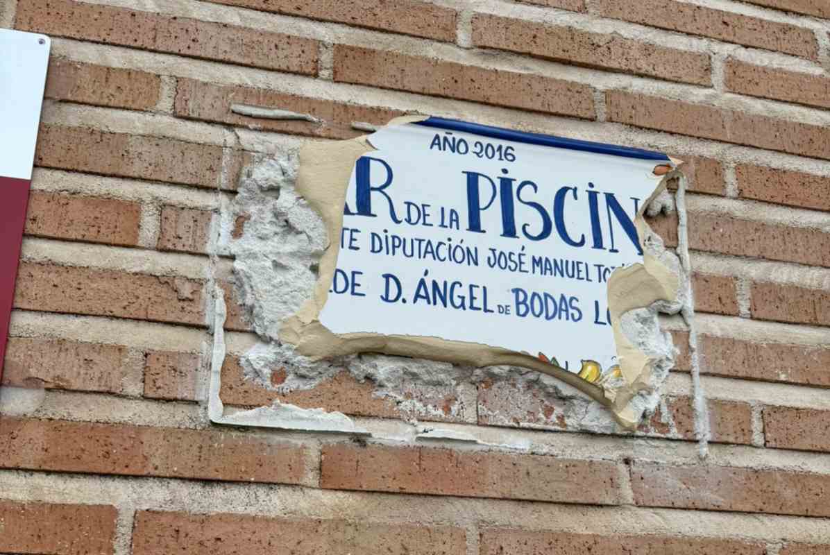Una de las placas vandalizadas.