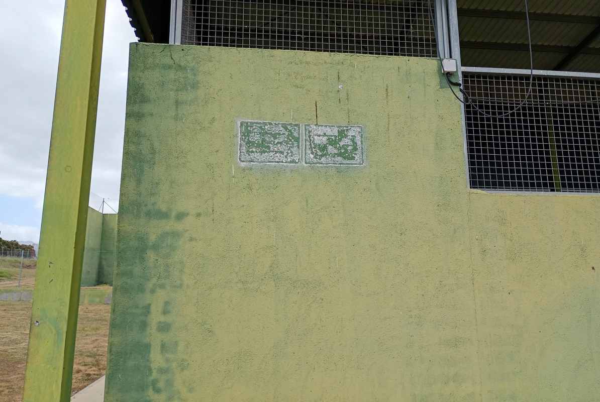 Arrancaron dos placas con el nombre del alcalde anterior, socialista.