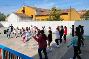 Alumnos del colegio del barrio Santa María, en Talavera, realizando actividades de convivencia