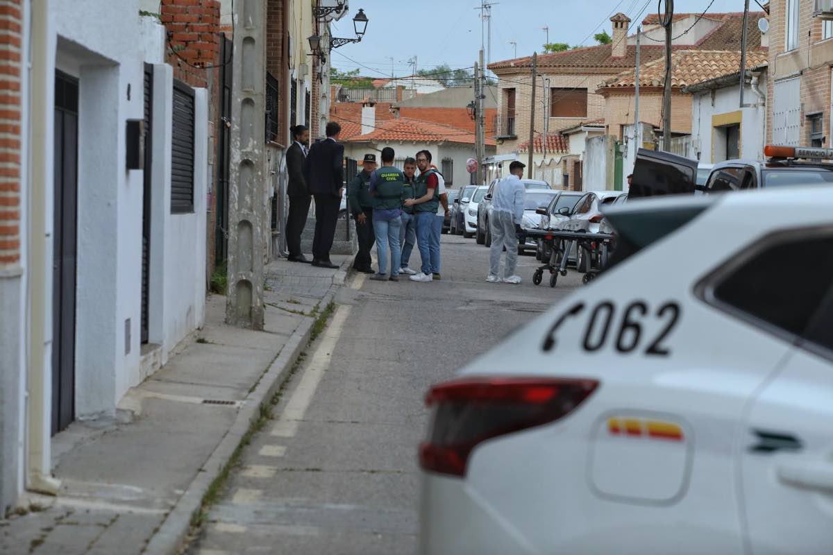 Varios agentes de la Guardia Civil en el lugar del suceso,en Seseña, Toledo. - Juanma Jiménez - Europa Press