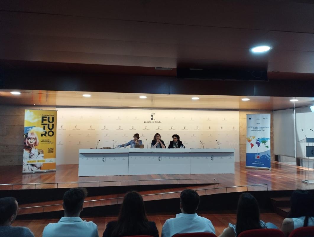 Encuentro con la actual promoción de jóvenes participantes en el programa de Becas de Internacionalización.