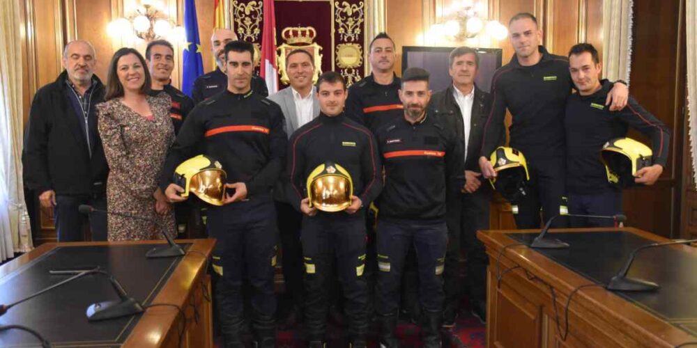 Foto de un día en que aumentó la plantilla del cuerpo de bomberos.