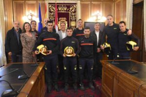 Foto de un día en que aumentó la plantilla del cuerpo de bomberos.