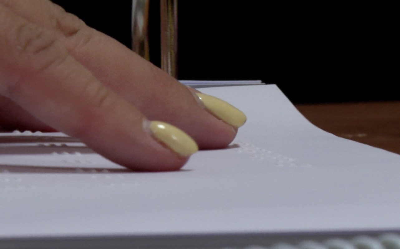 Las manos de Noelia López Barbosa, promotora braille de la ONCE en Castilla-La Mancha