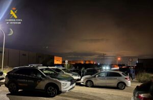 La Guardia Civil estableció un dispositivo de cerco y se identificó a las personas y vehículos presentes.