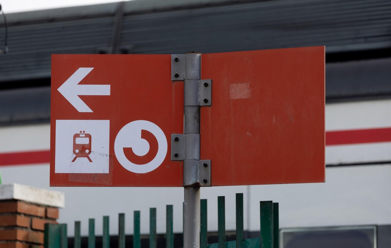 Cartelería en una estación de la red de Cercanías Madrid.