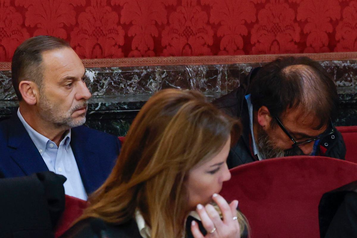 Ábalos y Koldo García en el banquillo de los acusados durante el juicio por el 'caso mascarillas' en el Tribunal Supremo, a 7 de abril de 2026 - Pool