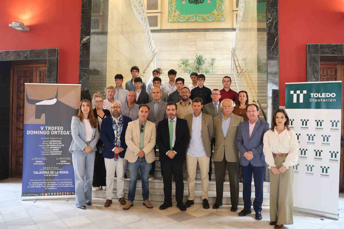Foto de familia de la presentación del V certamen 'Domingo Ortega'.