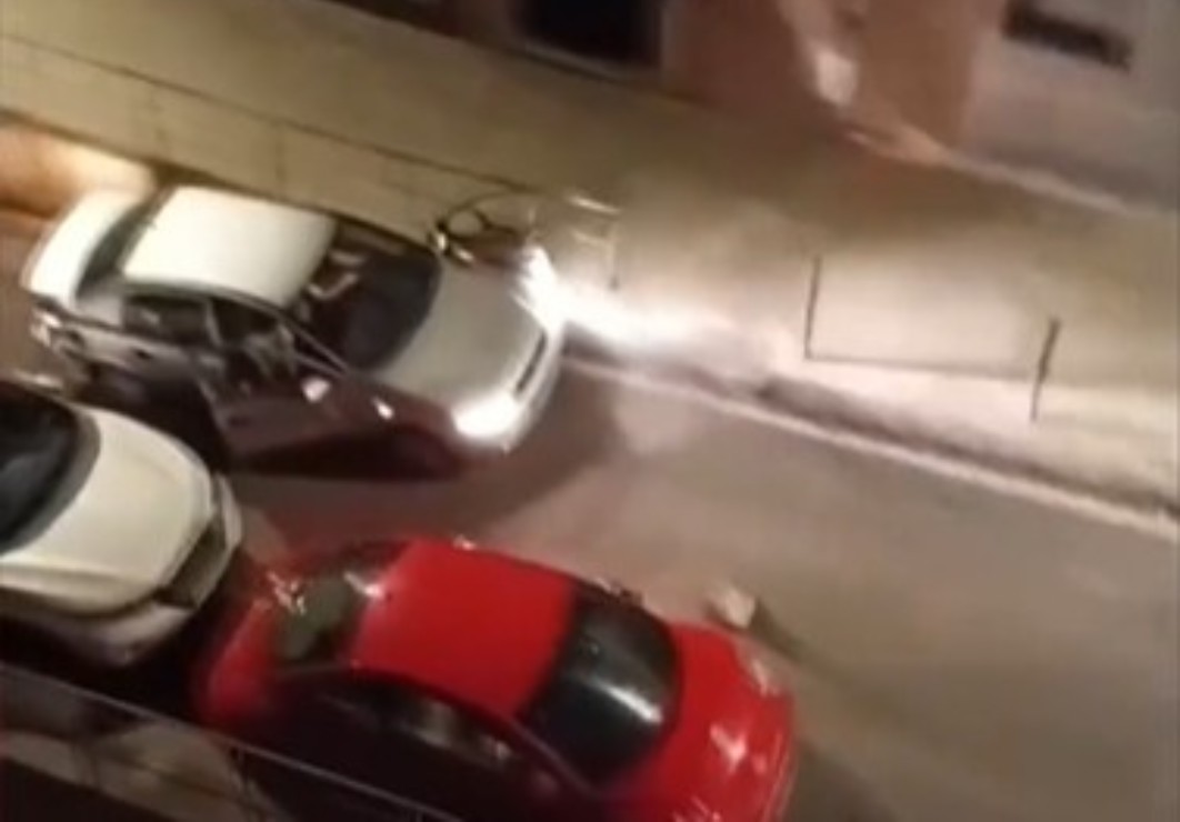 Captura del vídeo en el que se ve a un coche causando destrozos en Toledo.