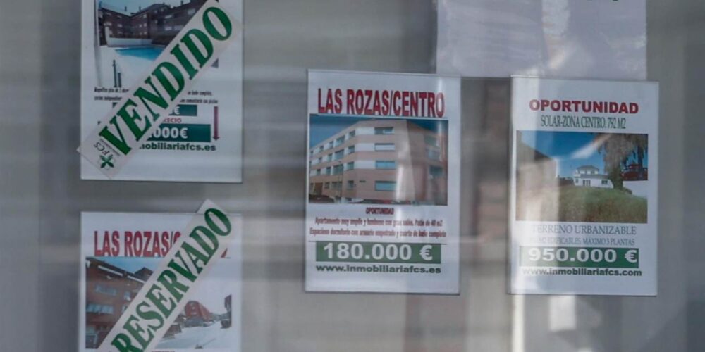 Escaparate de anuncios de viviendas de una inmobiliaria.