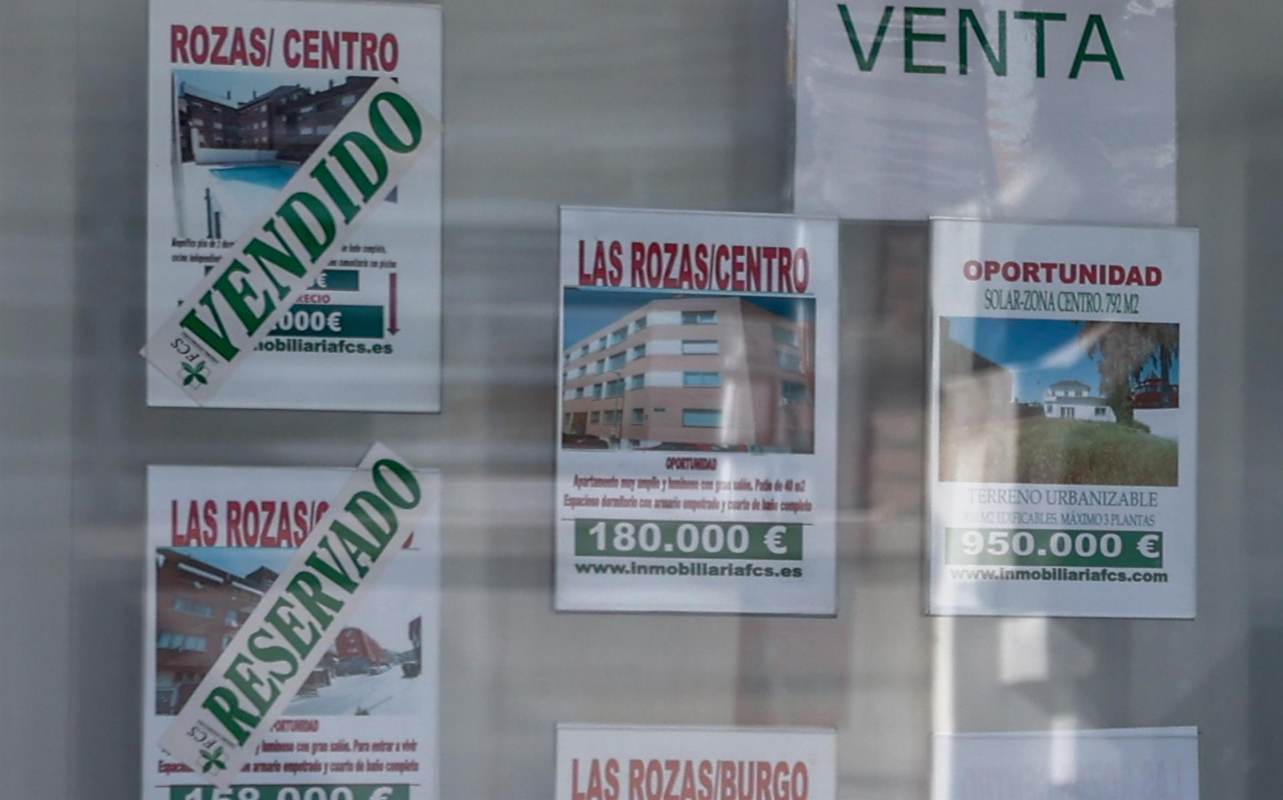 Escaparate de anuncios de viviendas de una inmobiliaria.