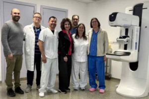 El nuevo mamógrafo para el cribado de mama junto al equipo del Centro de Especialidades de Illescas.
