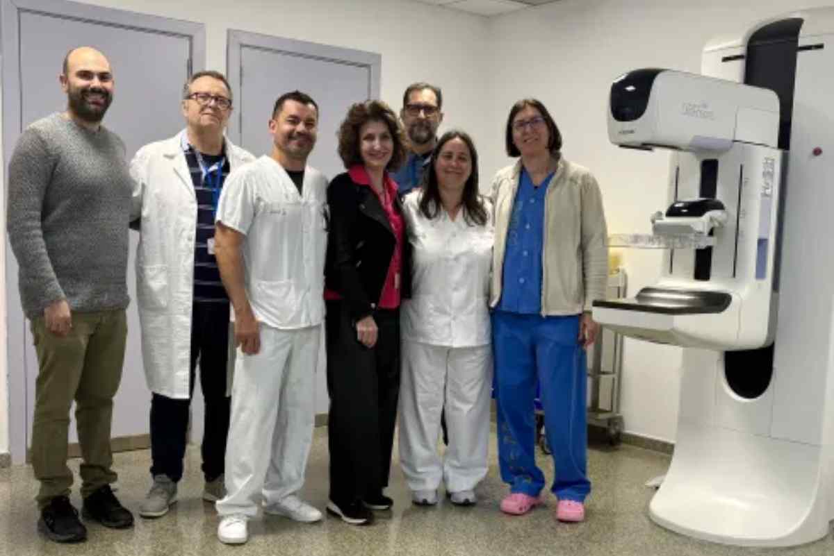 El nuevo mamógrafo para el cribado de mama junto al equipo del Centro de Especialidades de Illescas.