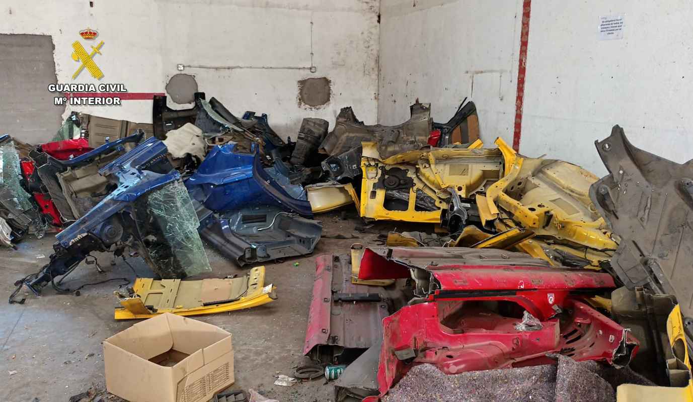 Piezas desguazadas que los detenidos revendían.