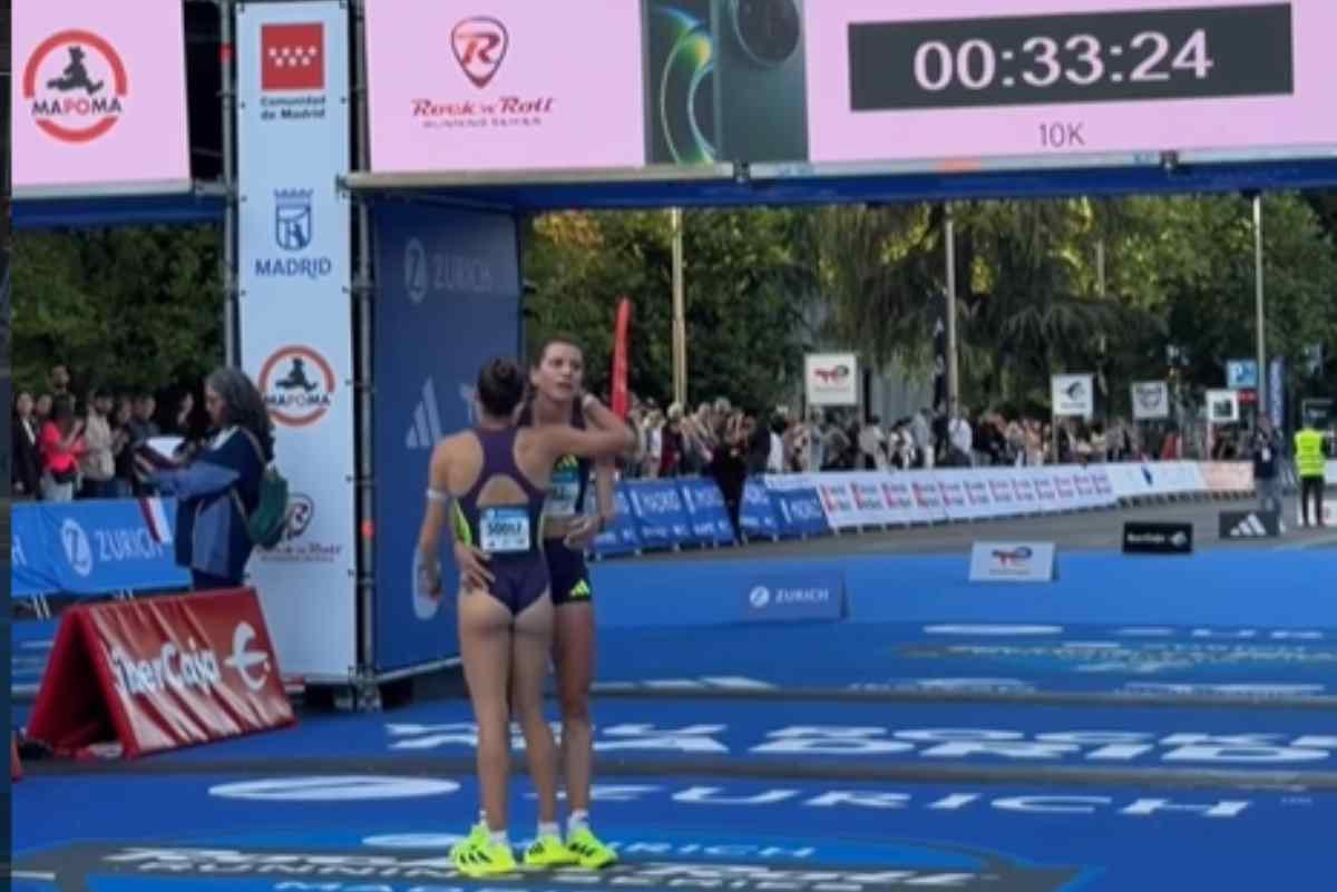 Sánchez-Escribano y Marqués se abrazan tras cruzar la meta del 10k de la Rock&Roll.