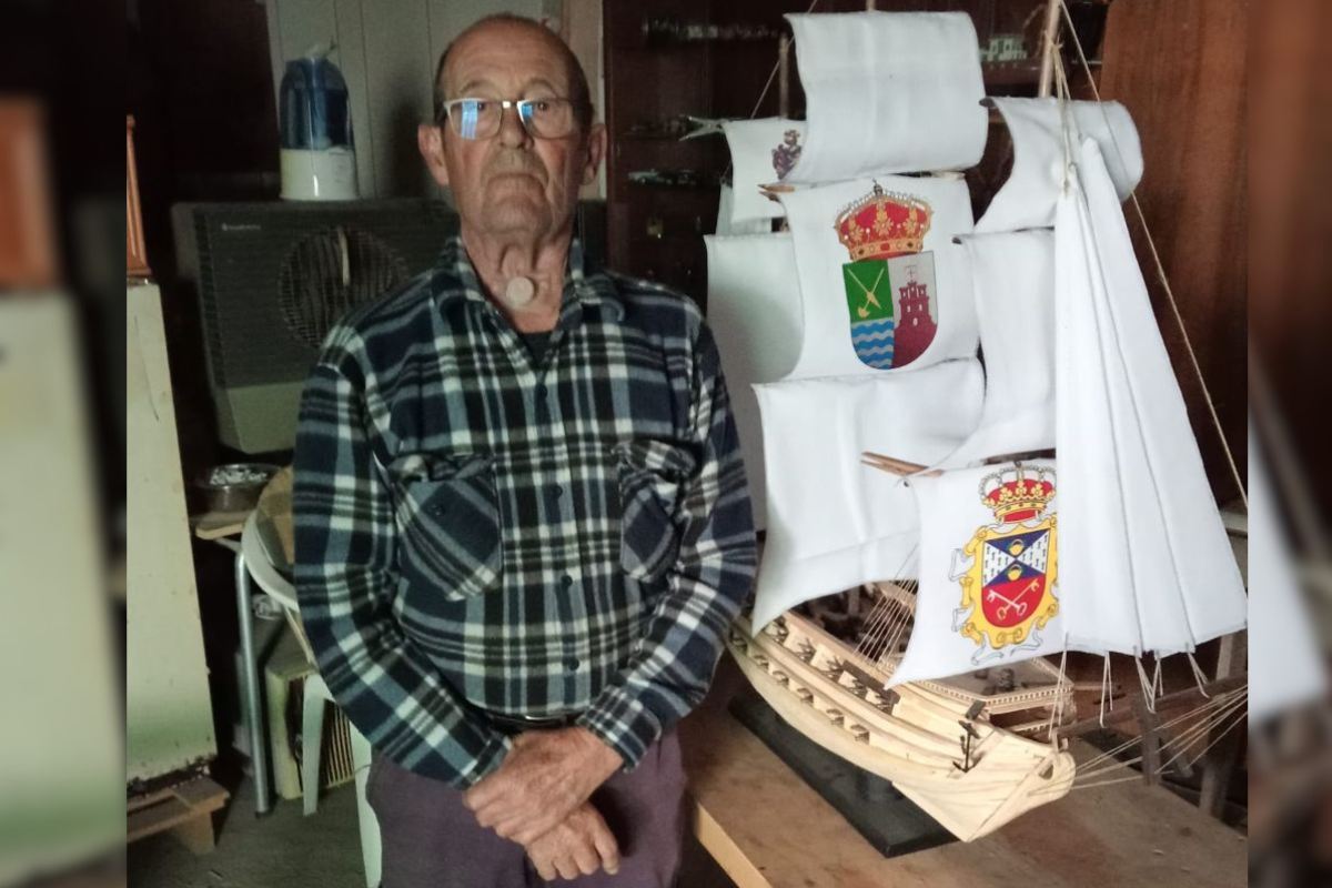 Félix Lázaro-Carrasco Ramos posa con uno de sus barcos.