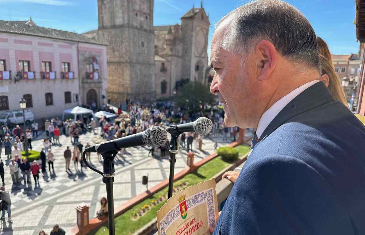 El alcalde de Talavera, leyendo el Pregón del Leño Florido.