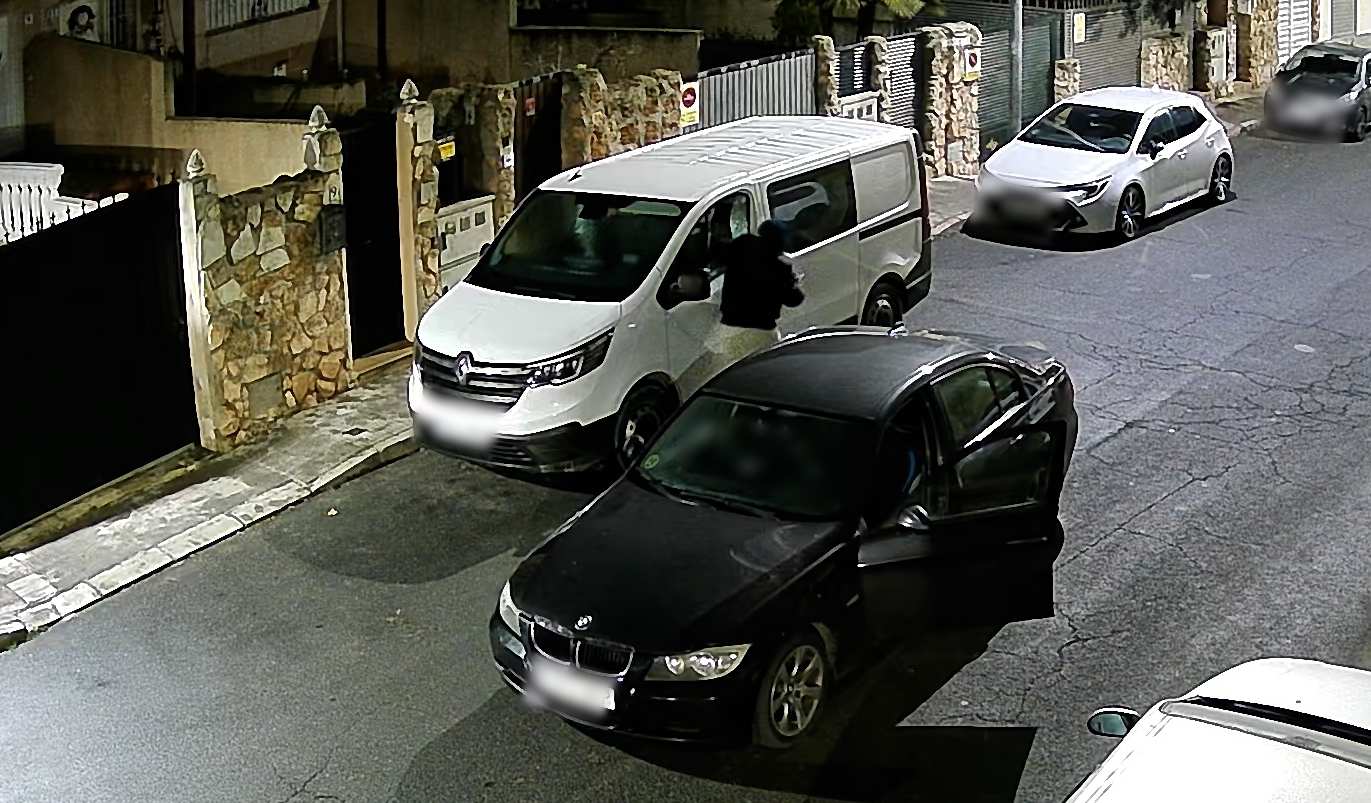 Imagen en el que uno de los ladrones asaltaba una furgoneta.