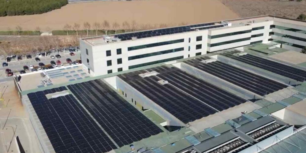 Instalación fotovoltaica en un centro sanitario de Castilla-La Mancha.