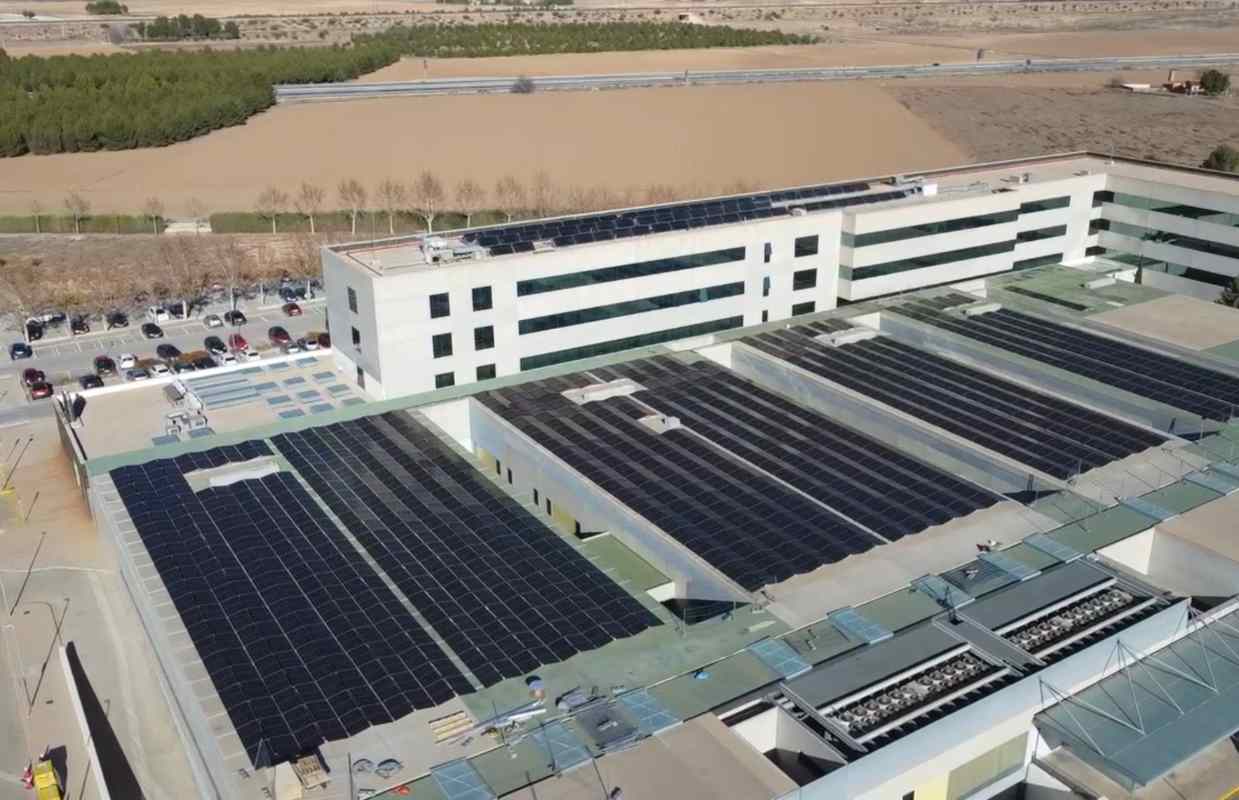 Instalación fotovoltaica en un centro sanitario de Castilla-La Mancha.