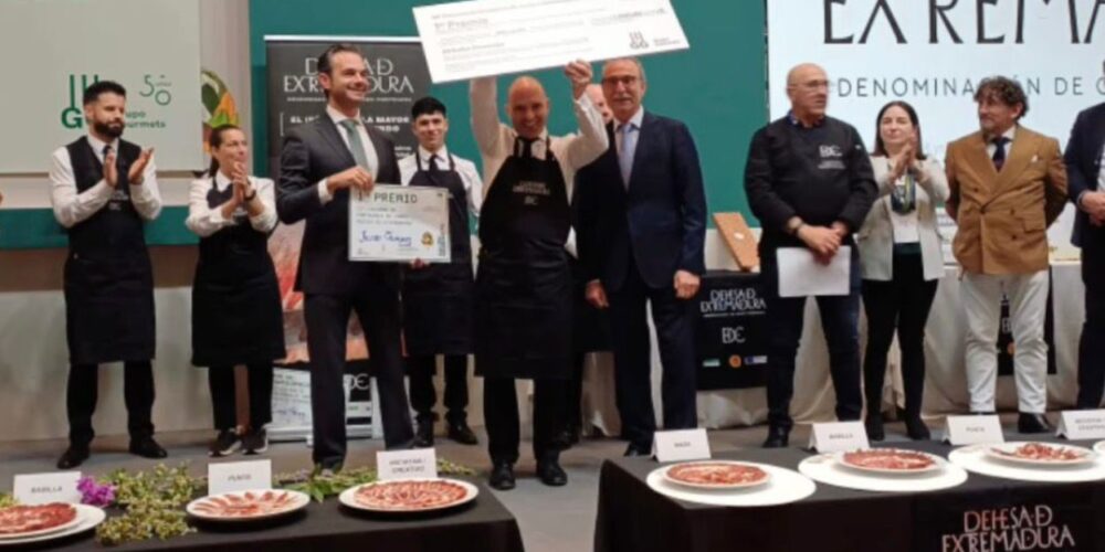 Javier Campos se ha proclamado mejor cortador de jamón en la feria gastronómica Salón Gourmets. Imagen: Instagram de Javier Campos.
