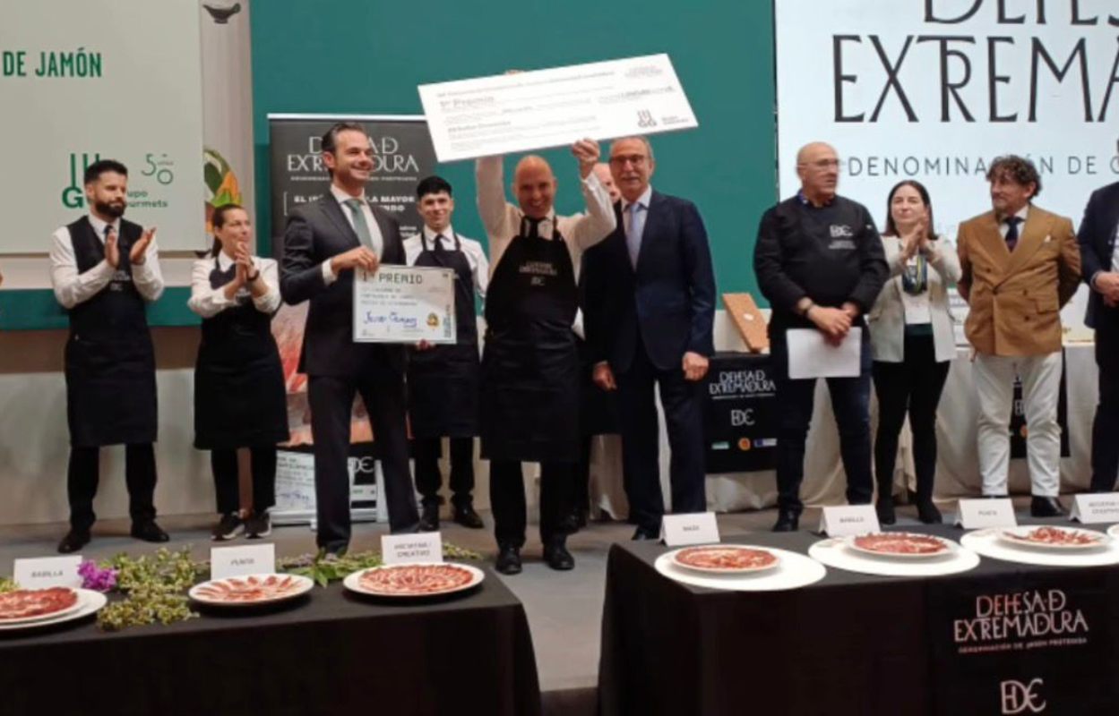 Javier Campos se ha proclamado mejor cortador de jamón en la feria gastronómica Salón Gourmets. Imagen: Instagram de Javier Campos.