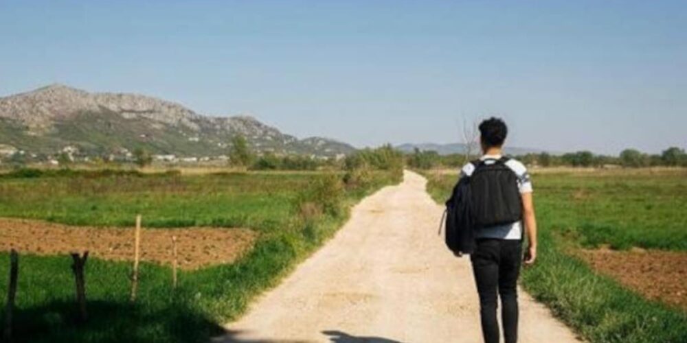 Joven caminando por un camino. Foto: UCLM
