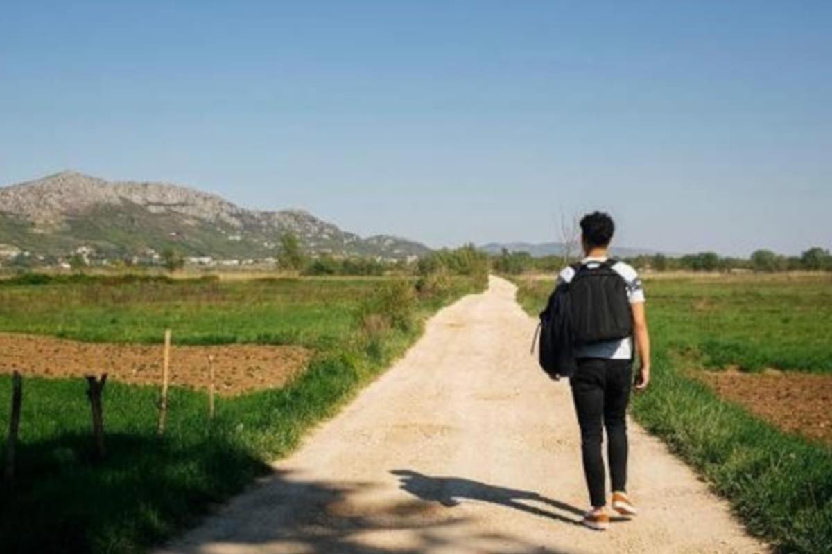 Joven caminando por un camino. Foto: UCLM