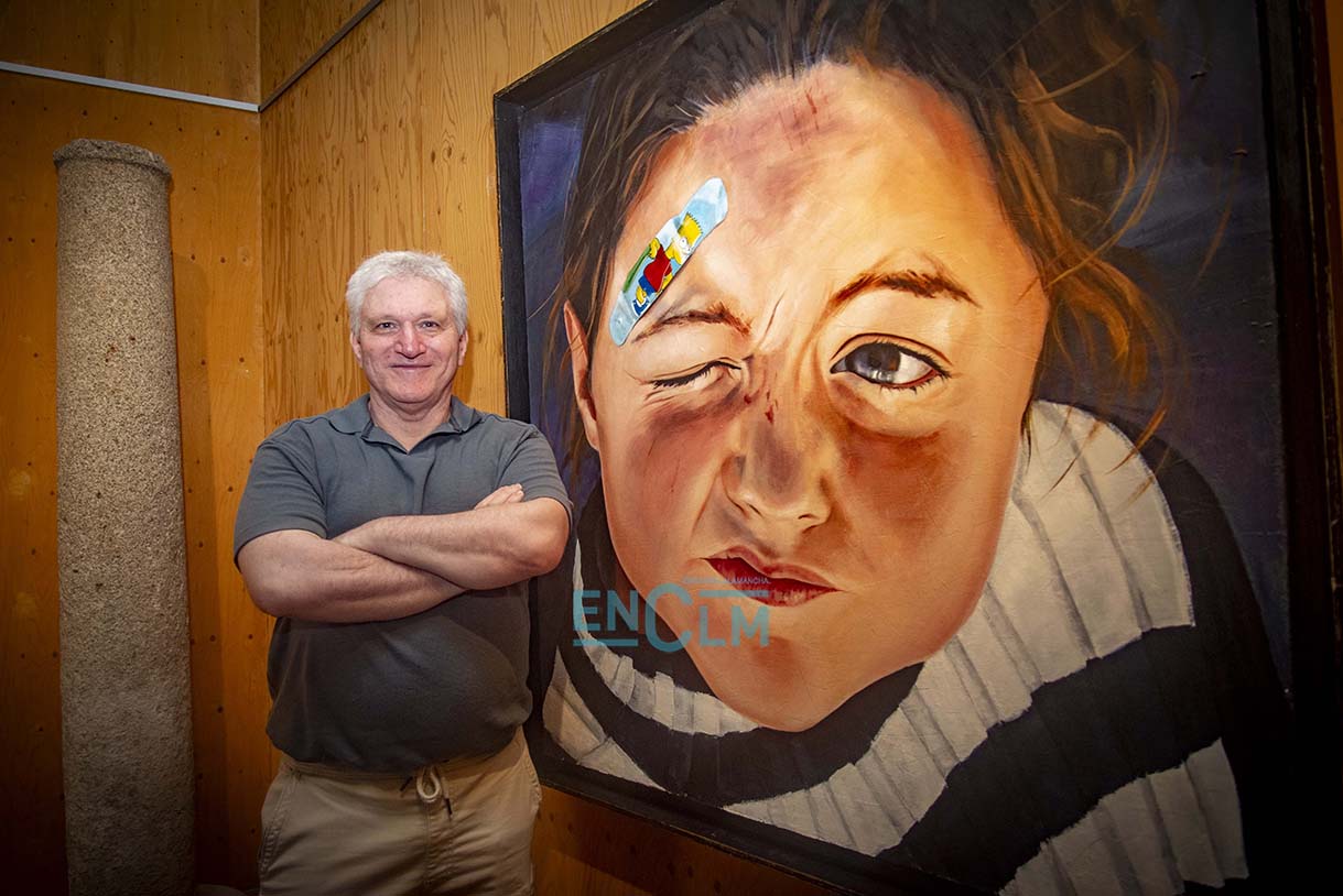 Juan Antonio Sánchez, ante uno de los retratos de su exposición "Razas". Foto: Rebeca Arango.