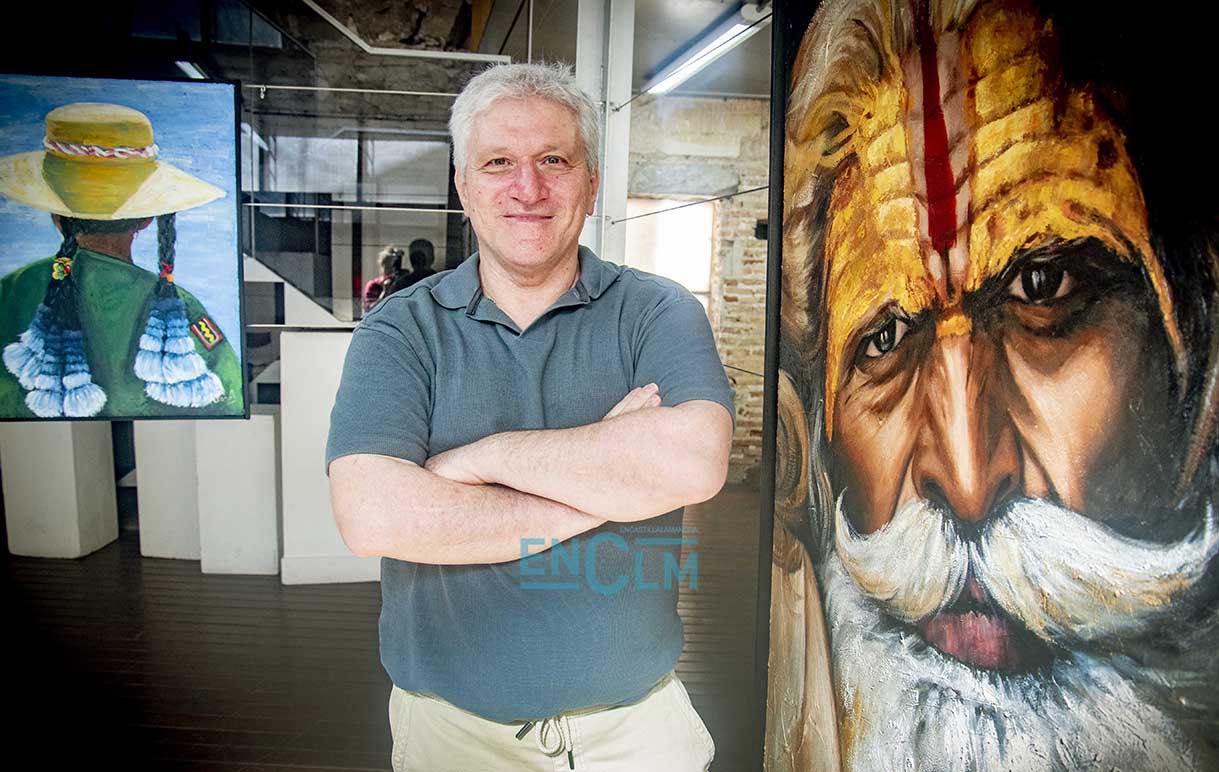 Juan Antonio Sánchez, ante uno de los retratos de su exposición "Razas". Foto: Rebeca Arango.