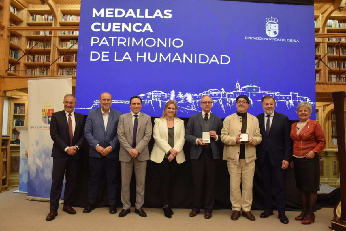 Foto de familia en la entrega de las medallas ‘Cuenca Ciudad Patrimonio de la Humanidad’.