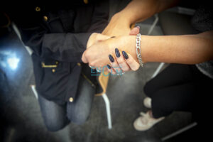 Adriana y Alondra, mujeres inmigrantes en Toledo, se aprietan las manos. Foto: Rebeca Arango.