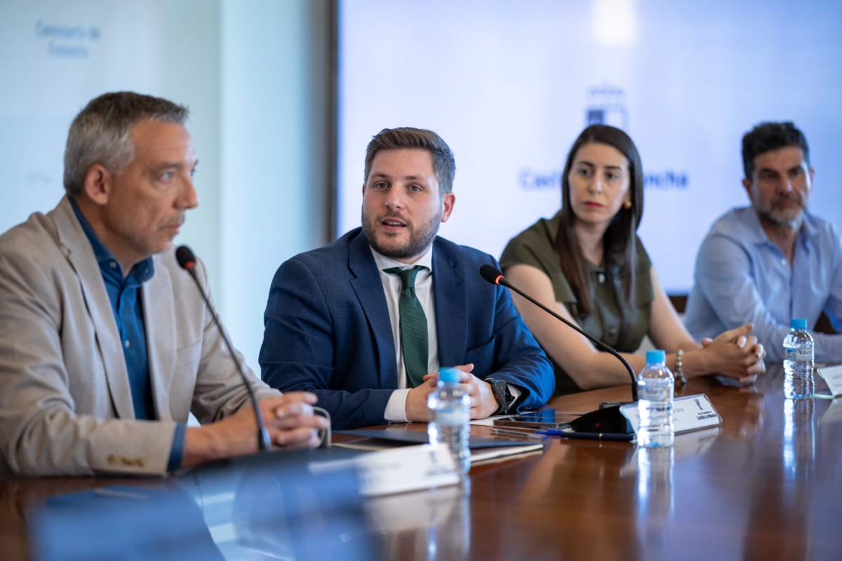 El consejero de Fomento, Nacho Hernando, firma el nuevo convenio del servicio ASTRA de Pioz en la Consejería de Fomento (Fotos: Piedad López // JCCM)