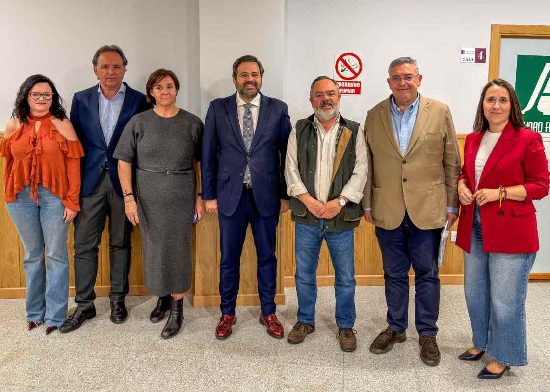 Paco Núñez, con miembros del Consejo Regulador de la DO Valdepeñas.