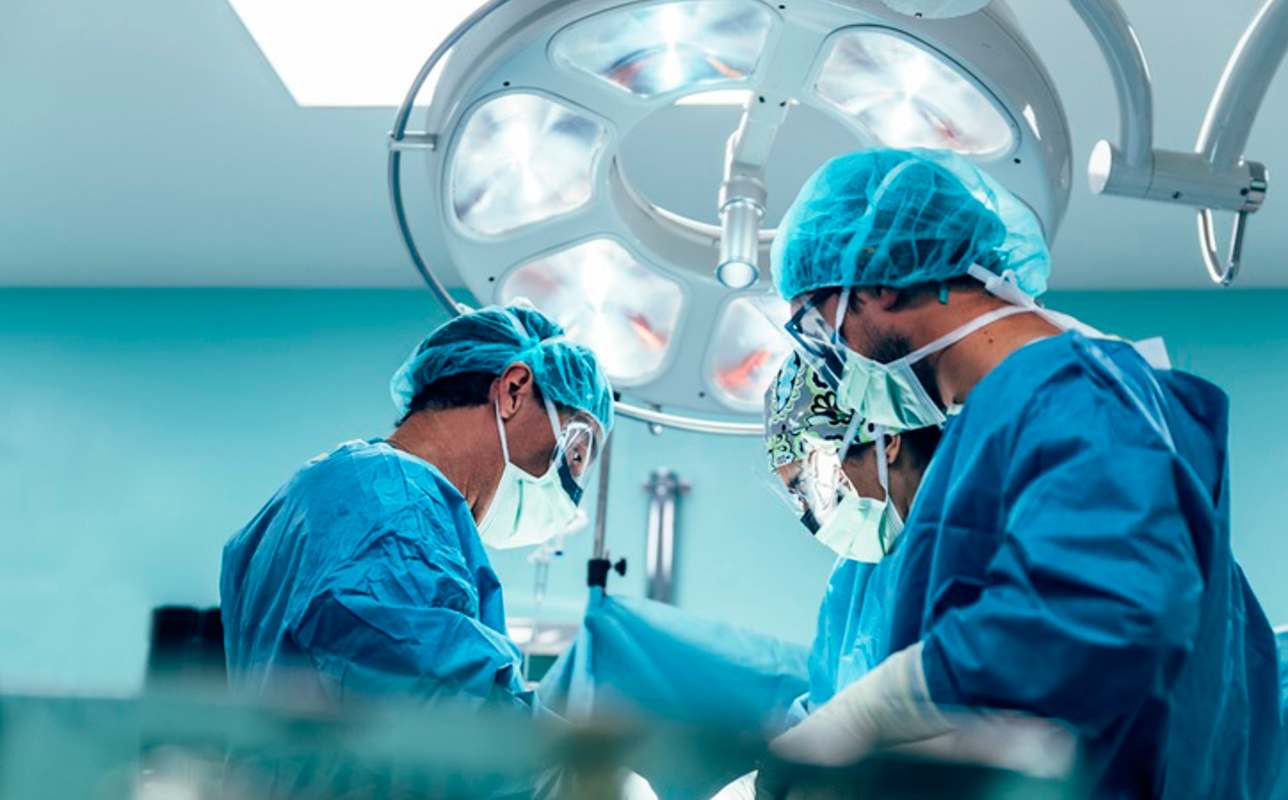 Foto de una operación quirúrgica.