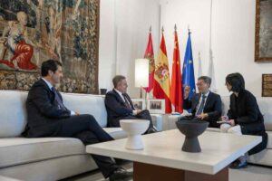 El jefe del Gobierno regional, Emiliano García-Page, recibe en Toledo, al embajador de la República Popular China en España, Yao Jing