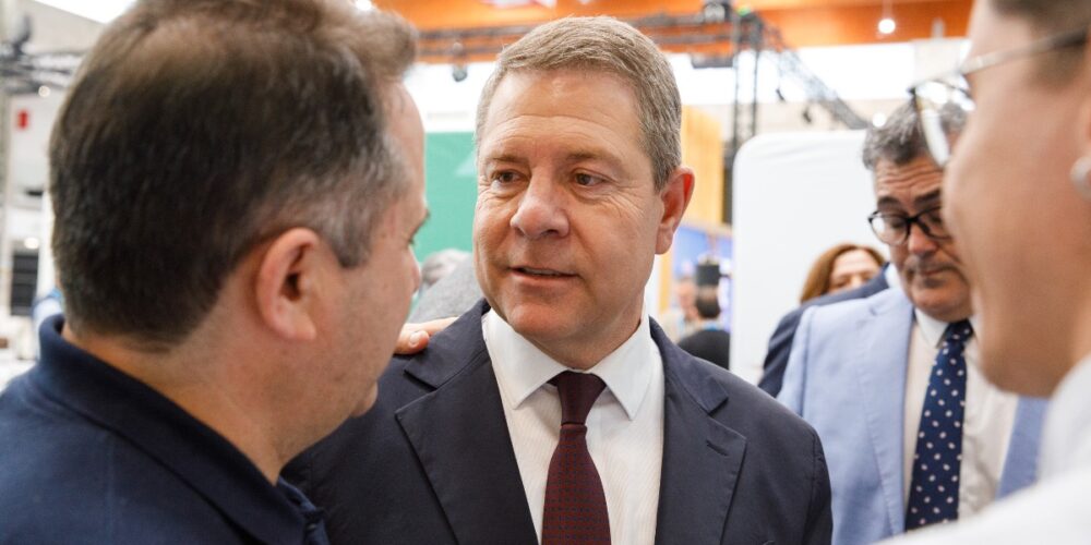 El presidente de Castilla-La Mancha, Emiliano García-Page, pasa por la Institución Ferial de Ciudad Real (IFEDI), que acoge el XVI Congreso nacional de Comunidades de Regantes. (Fotos: D. Esteban González // JCCM)