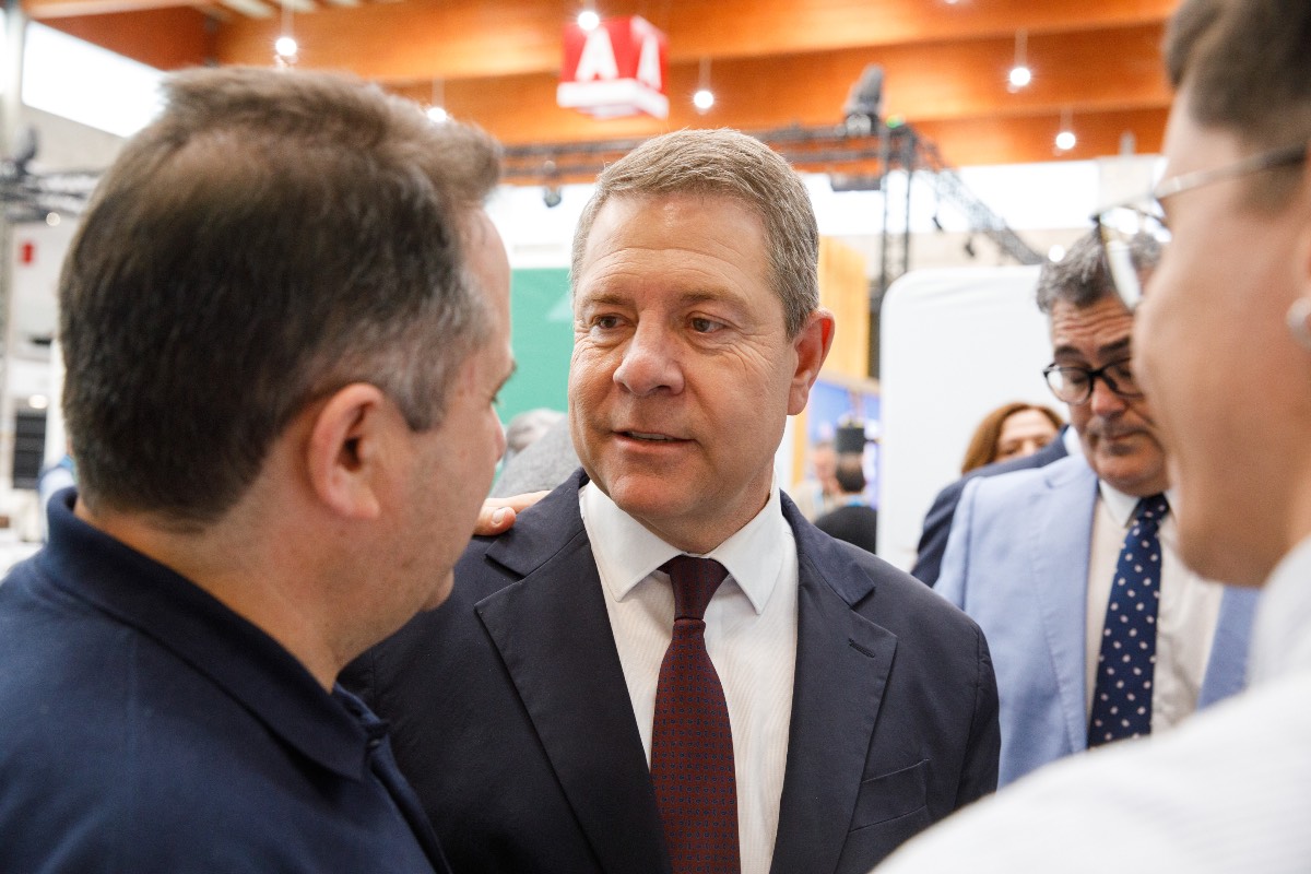 El presidente de Castilla-La Mancha, Emiliano García-Page, pasa por la Institución Ferial de Ciudad Real (IFEDI), que acoge el XVI Congreso nacional de Comunidades de Regantes. (Fotos: D. Esteban González // JCCM)