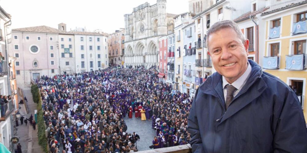 El presidente de Castilla-La Mancha, Emiliano García-Page, contempla en Cuenca la llegada de la procesión de Las Turbas. (Fotos: D. Esteban González // JCCM)