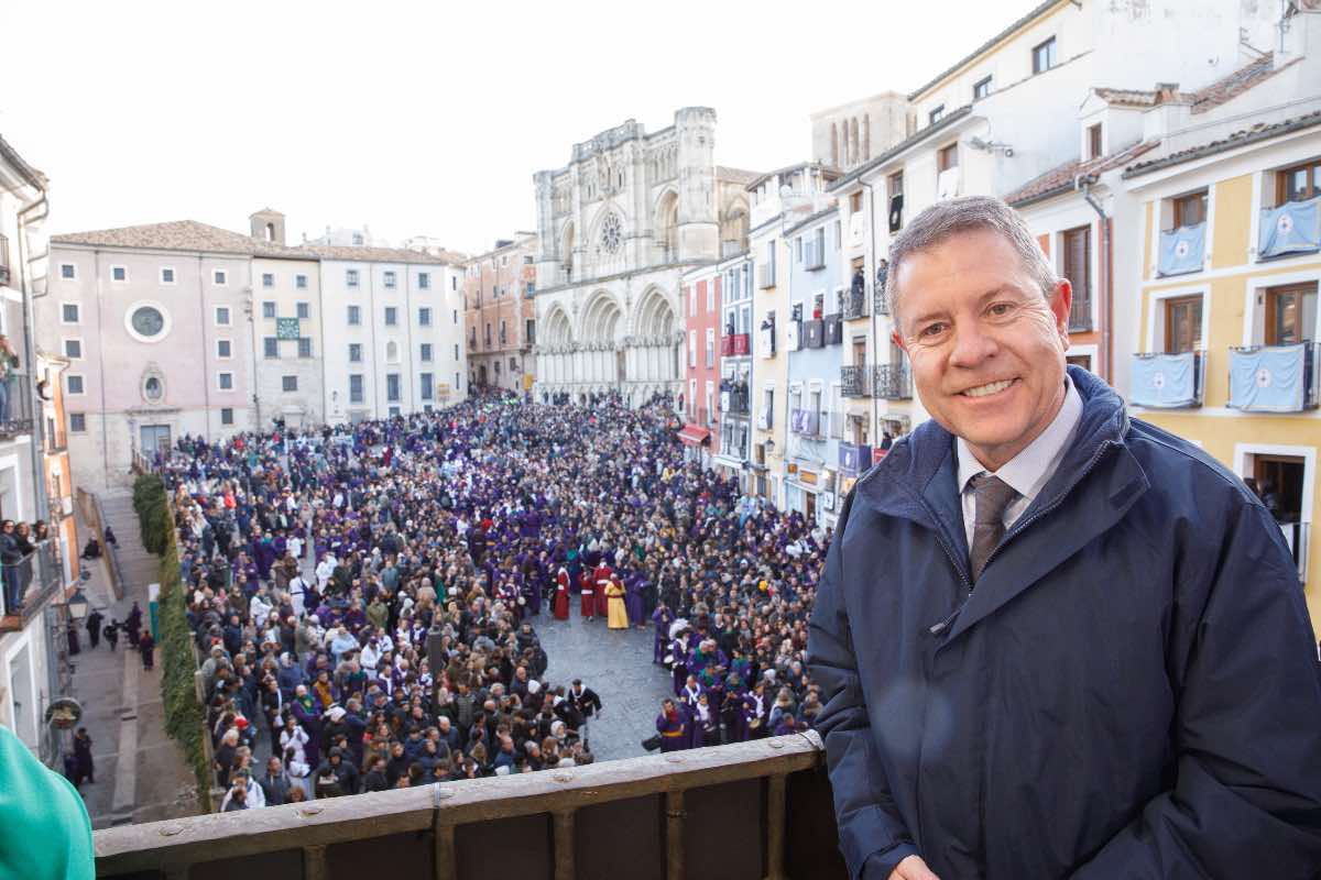 El presidente de Castilla-La Mancha, Emiliano García-Page, contempla en Cuenca la llegada de la procesión de Las Turbas. (Fotos: D. Esteban González // JCCM)