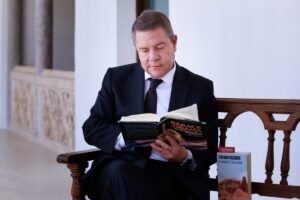 El presidente García-Page leyendo un libro